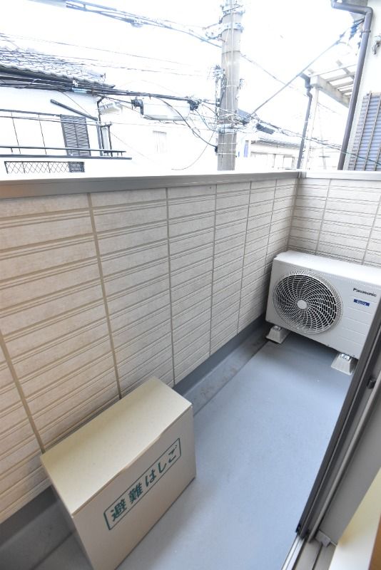 ��ʌ������s����P���ڂ̃A�p�[�g�̃o���R�j�[