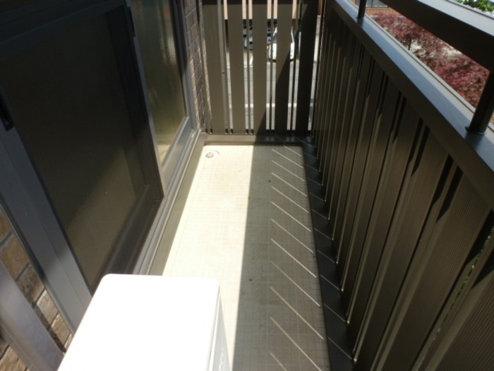 ��ʌ�����s���ԂR���ڂ̃A�p�[�g�̃o���R�j�[