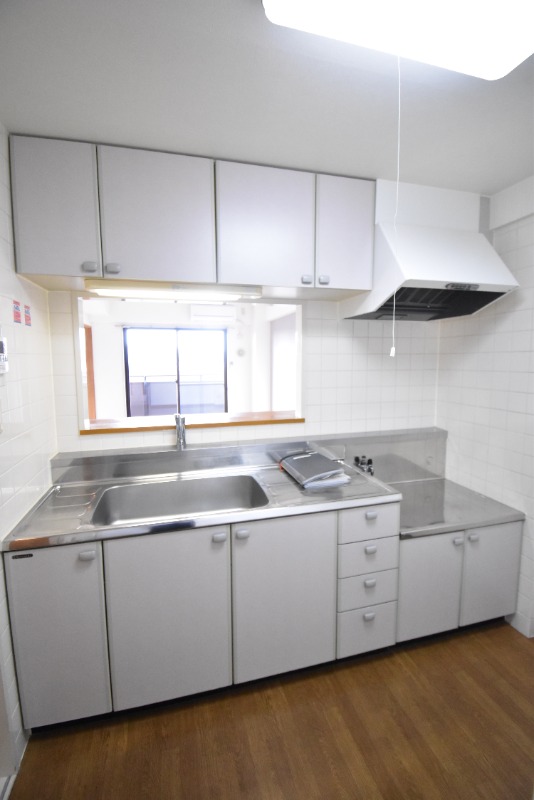 ��ʌ��������܎s�΋摾�c�E�P���ڂ̃}���V�����̃L�b�`��