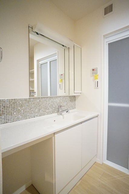 ��ʌ��������܎s�Y�a��j���J�R���ڂ̃}���V�����̐��ʏ�