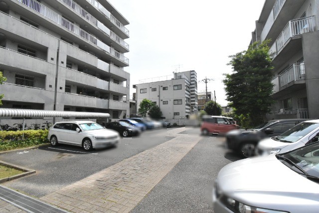 ��ʌ��������܎s�k��y�C���P���ڂ̃}���V�����̒��ԏ�