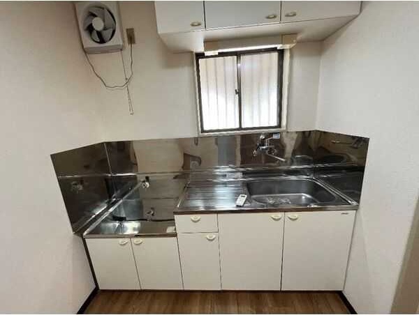 ��ʌ�����s������R���ڂ̃A�p�[�g�̃L�b�`��