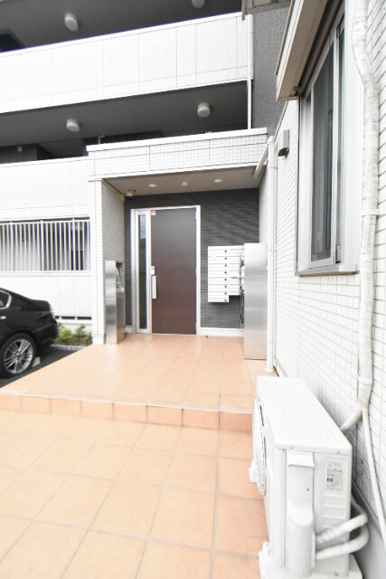 ��ʌ������s�V�����V���ڂ̃A�p�[�g�̃G���g�����X