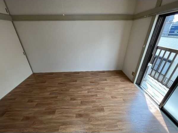 ��ʌ�����s������R���ڂ̃A�p�[�g�̃o���R�j�[