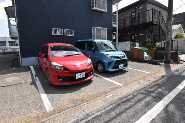 ��ʌ�����s�˒˂T���ڂ̃A�p�[�g�̒��ԏ�