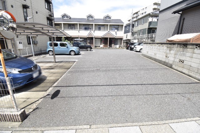 ��ʌ��������܎s�k����i���Q���ڂ̃A�p�[�g�̒��ԏ�