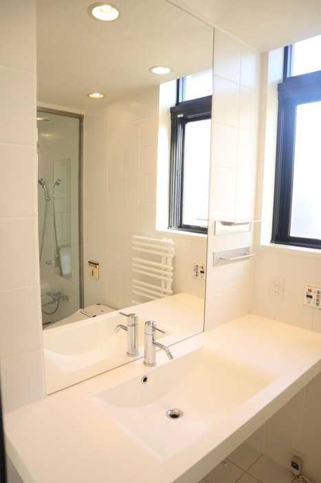 ��ʌ�����s�����Q���ڂ̃e���X�n�E�X�̐��ʏ�