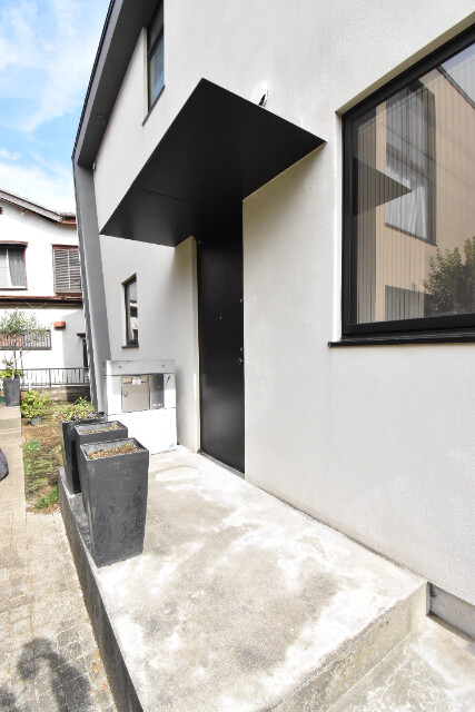 ��ʌ�����s�����Q���ڂ̃e���X�n�E�X�̃G���g�����X