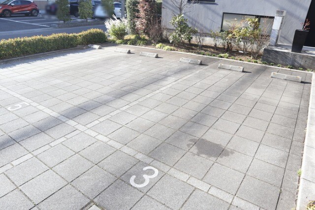 ��ʌ�����s�����Q���ڂ̃e���X�n�E�X�̒��ԏ�