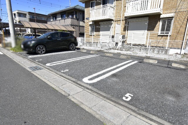 ��ʌ�����s�㕽�����P���ڂ̃A�p�[�g�̒��ԏ�