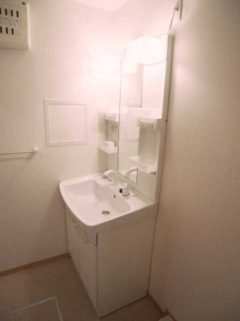 ��ʌ��k�����S�ɓޒ��w���R���ڂ̃A�p�[�g�̐��ʏ�