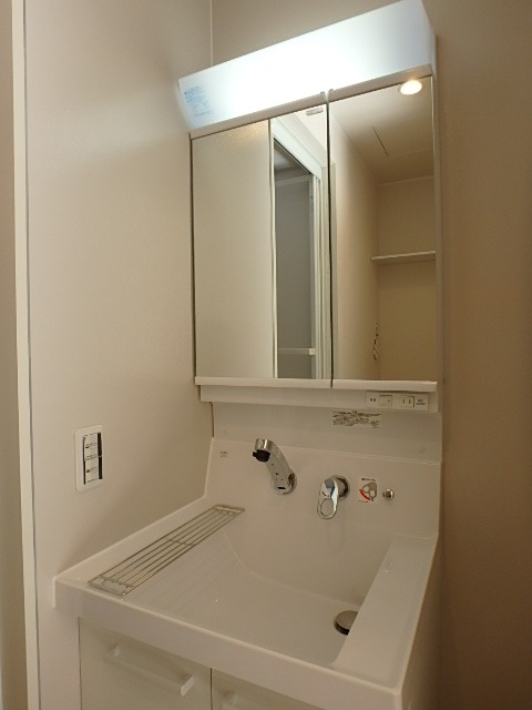 ��ʌ��������܎s��{��㏬���̃A�p�[�g�̐��ʏ�