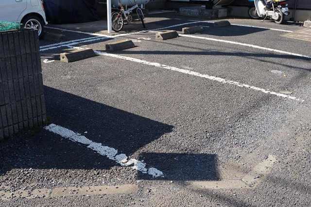 ��ʌ�����s�����P���ڂ̃A�p�[�g�̒��ԏ�