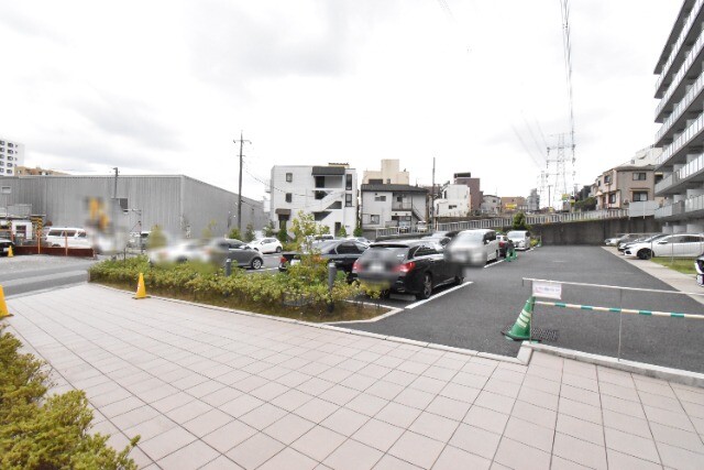 ��ʌ�����s������P���ڂ̃}���V�����̒��ԏ�