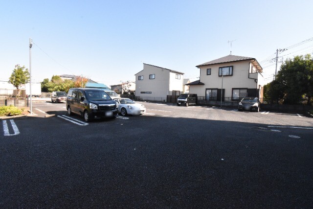 ��ʌ������s�������̃}���V�����̒��ԏ�