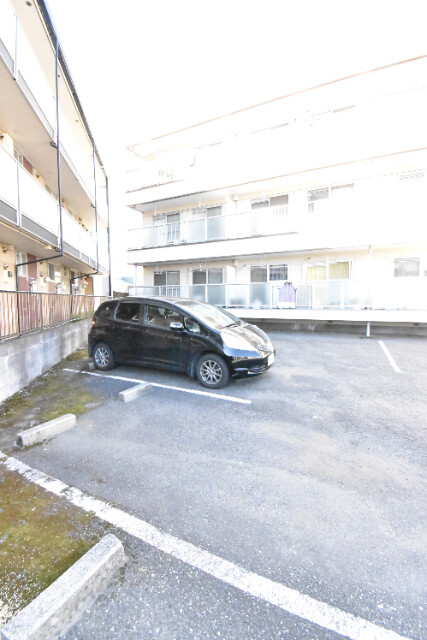 ��ʌ������s�J�˒����̃}���V�����̒��ԏ�