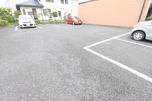 ��ʌ��z�J�s�������T���ڂ̃A�p�[�g�̒��ԏ�