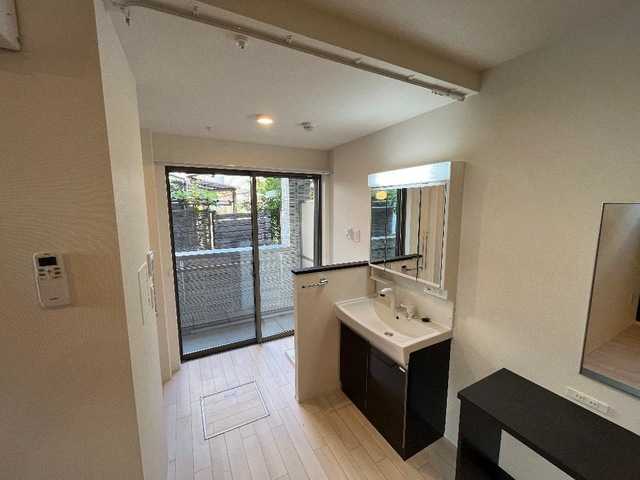 ��ʌ��t�����s���Ǔ��P���ڂ̃A�p�[�g�̃o���R�j�[