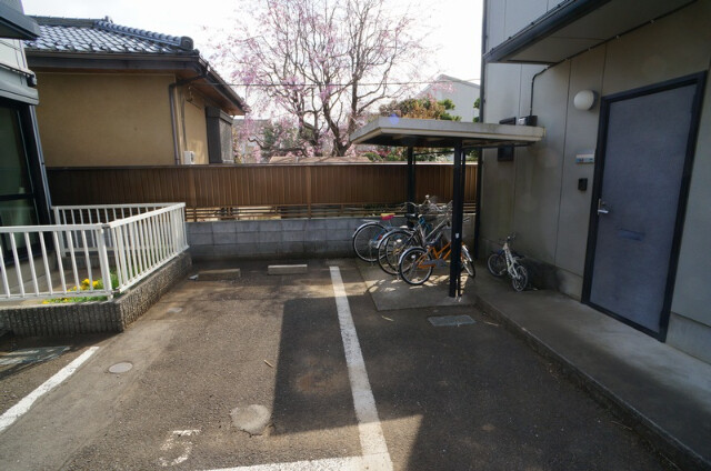 ��ʌ��������܎s������厚����̃e���X�n�E�X�̒��ԏ�