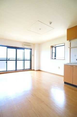 ��ʌ������s���h�P���ڂ̃}���V�����̋��ԁE���r���O