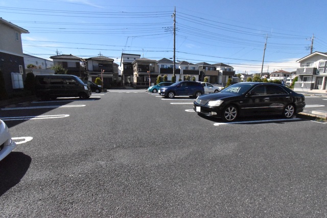 ��ʌ�����s���s�o�H�Q���ڂ̃A�p�[�g�̒��ԏ�