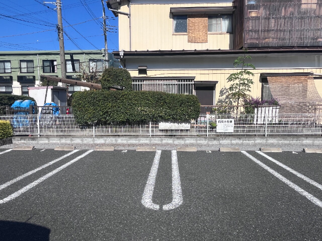 ��ʌ��t�����s�L���Q���ڂ̃A�p�[�g�̒��ԏ�