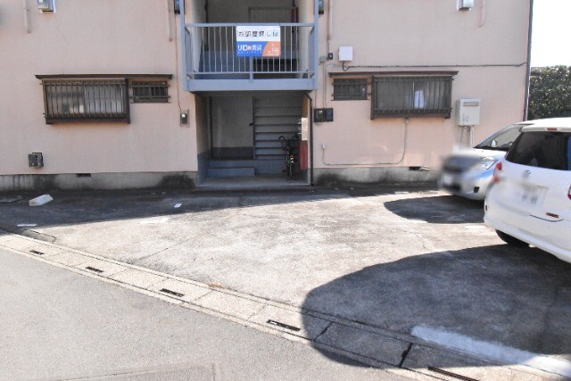 ��ʌ�����s�x�m���P���ڂ̃A�p�[�g�̒��ԏ�