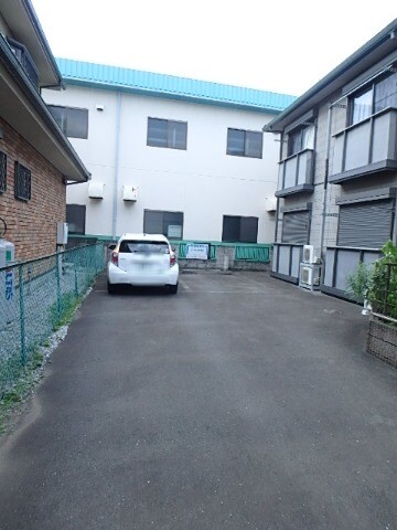 ��ʌ��������܎s�k��{�����S���ڂ̃A�p�[�g�̒��ԏ�