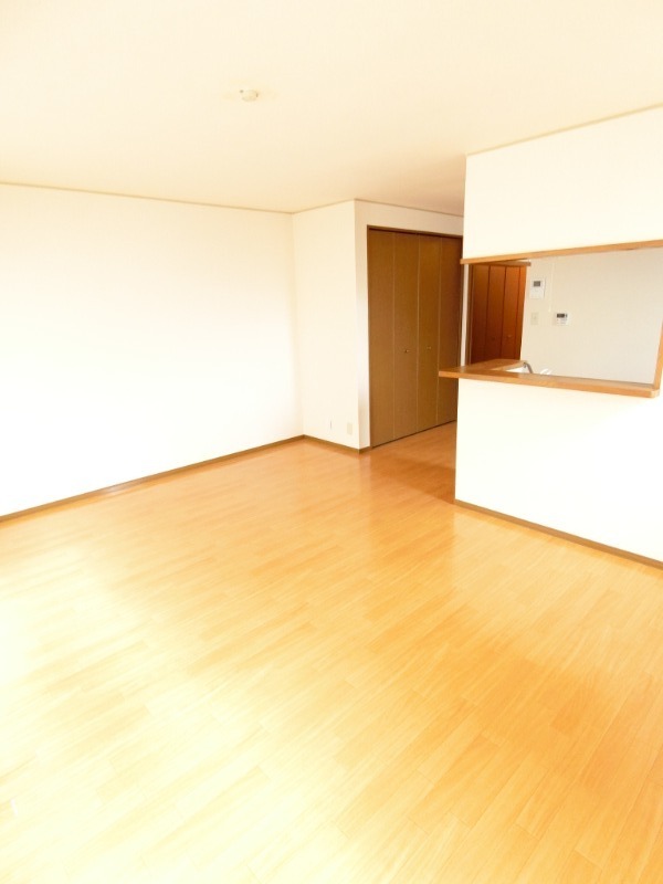 ��ʌ��k�����S�ɓޒ������R���ڂ̃A�p�[�g�̋��ԁE���r���O