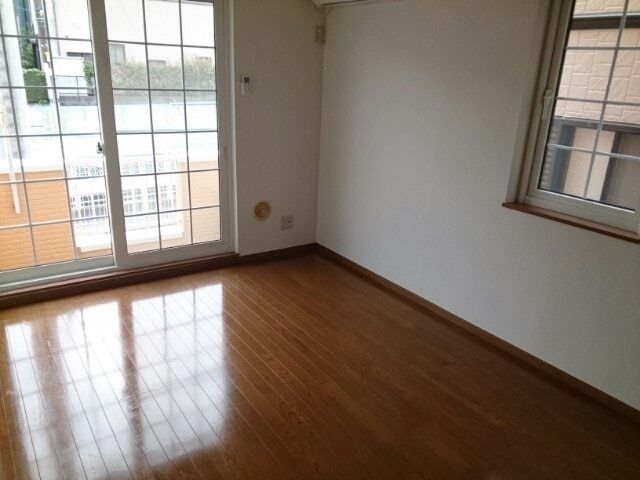 ��ʌ�����s���ԂQ���ڂ̃A�p�[�g�̋��ԁE���r���O