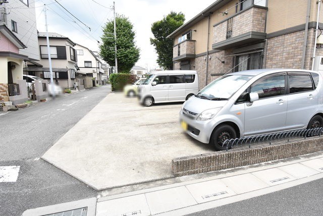 ��ʌ��������܎s�k��������Q���ڂ̃A�p�[�g�̒��ԏ�