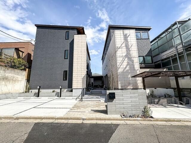 ��ʌ��������܎s�Y�a�挳���R���ڂ̃e���X�n�E�X�̌����O��