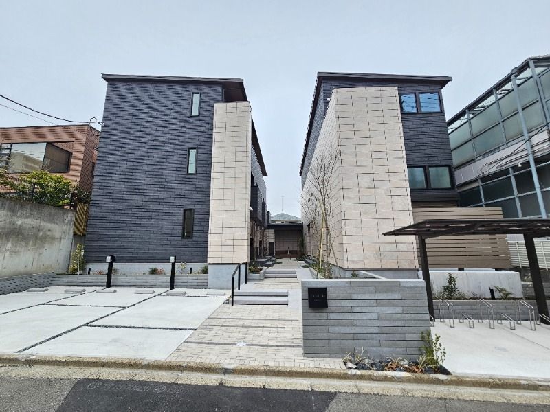 ��ʌ��������܎s�Y�a�挳���R���ڂ̃e���X�n�E�X�̌����O��