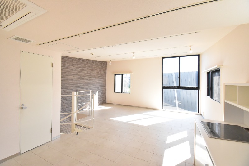 ��ʌ�����s�����Q���ڂ̃e���X�n�E�X�̋��ԁE���r���O