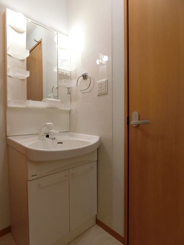 ��ʌ��������܎s��{��㏬���̃A�p�[�g�̐��ʏ�