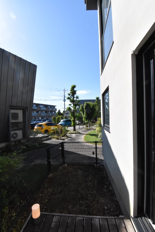 ��ʌ�����s�����Q���ڂ̃e���X�n�E�X�̃o���R�j�[