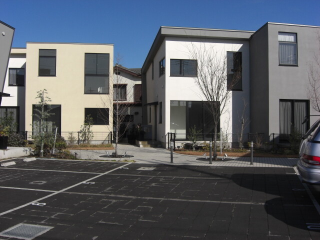 ��ʌ�����s�����Q���ڂ̃e���X�n�E�X�̒��ԏ�