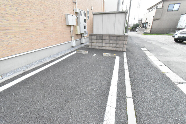 ��ʌ�����s�厚���s�̍��݂̃A�p�[�g�̒��ԏ�