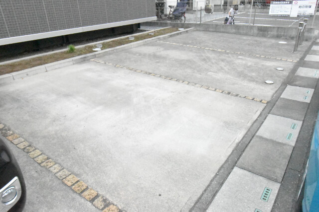 ��ʌ��z�J�s���C�N�^�E���Q���ڂ̃A�p�[�g�̒��ԏ�