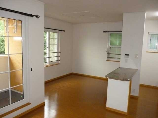 ��ʌ��k�����S�ɓޒ��厚�����̃A�p�[�g�̋��ԁE���r���O