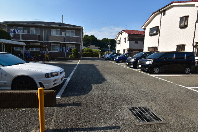 ��ʌ��������܎s�k����i���Q���ڂ̃A�p�[�g�̒��ԏ�