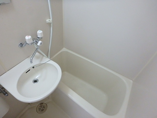 ��ʌ���z�s��ג��̃A�p�[�g�̃o�X