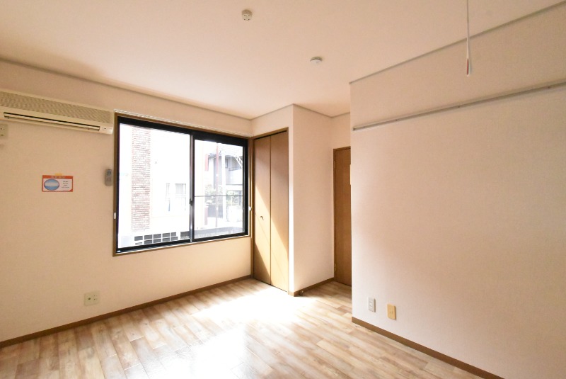 ��ʌ������s�����T���ڂ̃A�p�[�g�̋��ԁE���r���O