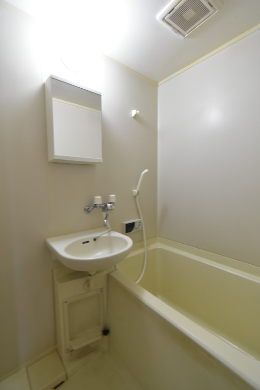 ��ʌ��������܎s��΋�钬�Q���ڂ̃A�p�[�g�̃o�X