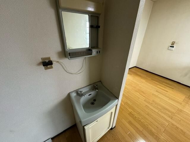 ��ʌ������s�������̃A�p�[�g�̐��ʏ�