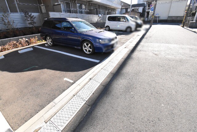 ��ʌ�����s���L�R���ڂ̃}���V�����̒��ԏ�