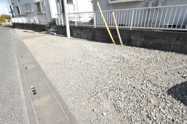 ��ʌ������s���h�R���ڂ̃A�p�[�g�̒��ԏ�