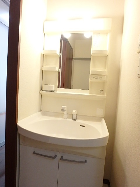 ��ʌ��������܎s�k��~�͒��̃A�p�[�g�̐��ʏ�