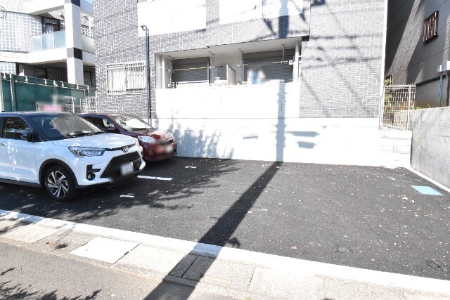 ��ʌ�����s�˒˂S���ڂ̃}���V�����̒��ԏ�