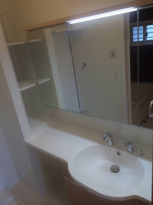 ��ʌ������s�������̃A�p�[�g�̐��ʏ�